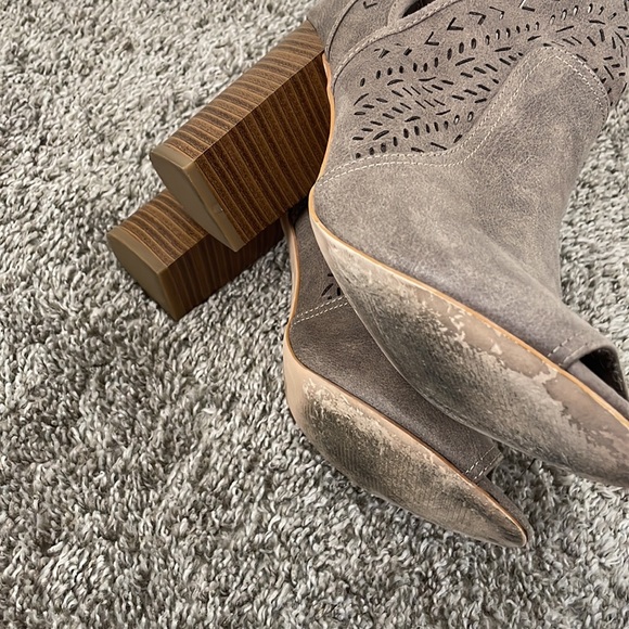 Fergalicious Open Toe Slip On Ankle Booties Taupe Faux Leather Size 9 - Picture 4 of 8